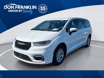 Used 2023 Chrysler Pacifica Touring