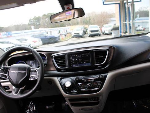 Used 2022 Chrysler Voyager LX FWD image 9