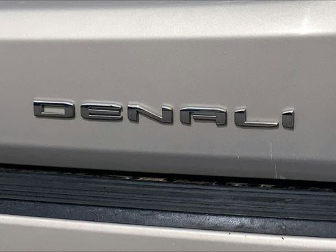 Used 2022 GMC Yukon XL Denali image 9