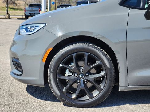 Used 2025 Chrysler Pacifica Limited image 8