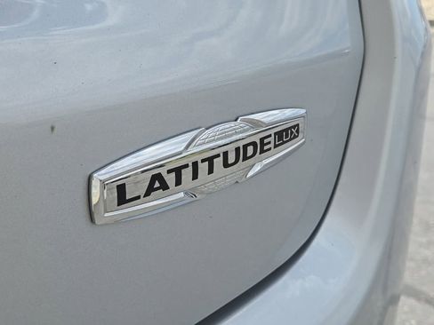 Used 2024 Jeep Compass Latitude w/ Sun and Sound Group AWD/4WD image 12