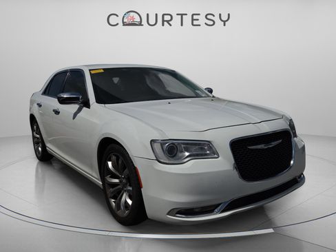Used 2018 Chrysler 300 Limited image 2
