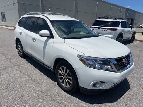 Used 2015 Nissan Pathfinder SL w/ SL Tech Package FWD image 2