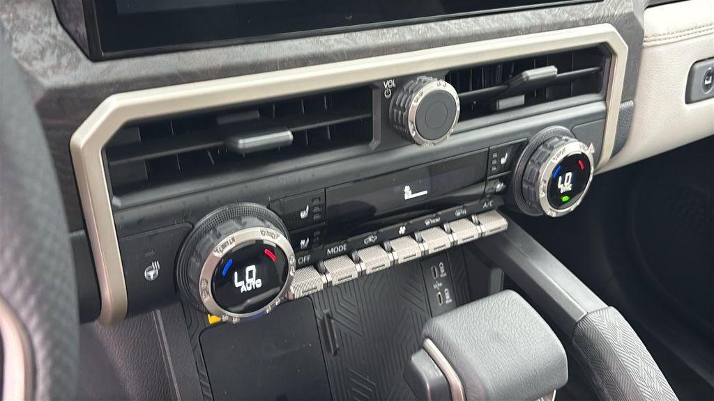 Used 2025 Toyota Tacoma Limited AWD/4WD image 21