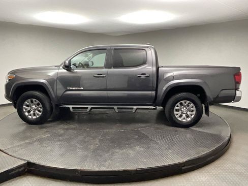 Used 2019 Toyota Tacoma SR5 AWD/4WD image 4