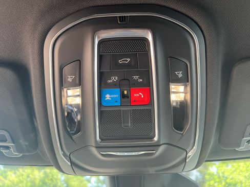 New 2025 Jeep Grand Cherokee Laredo w/ Luxury Tech Group I RWD image 37