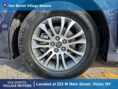 Used 2019 Toyota Sienna XLE w/ XLE Navigation Package FWD image 35