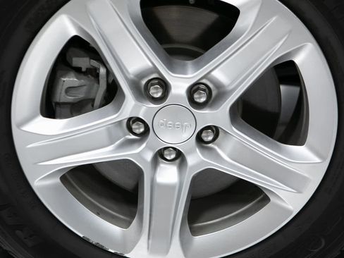 Used 2023 Jeep Compass Latitude image 11