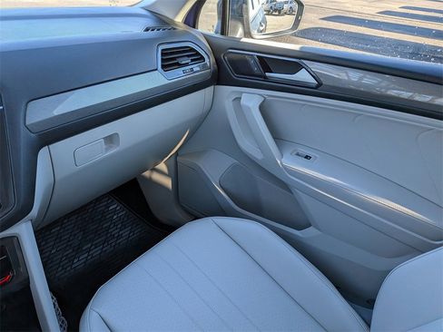 Used 2023 Volkswagen Tiguan SE image 15