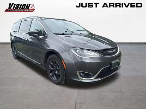 Used 2017 Chrysler Pacifica Touring-L w/ Tire & Wheel Group FWD image 6