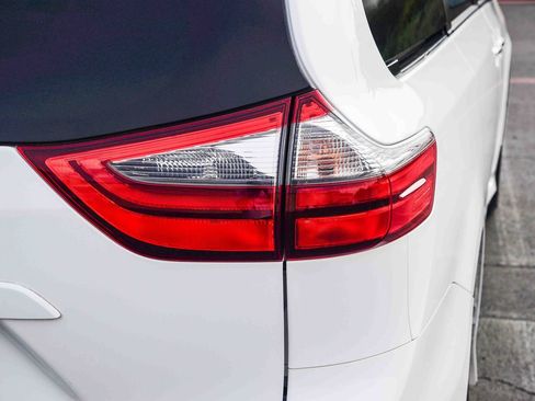 Certified 2020 Toyota Sienna LE image 8