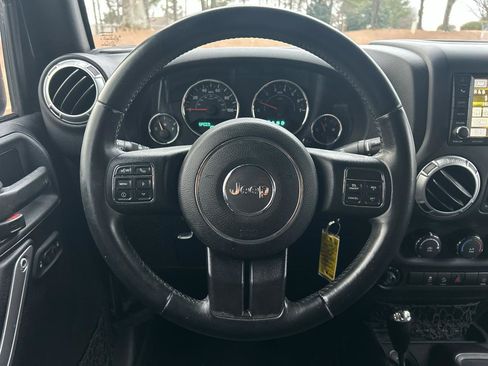 Used 2015 Jeep Wrangler Unlimited Rubicon w/ Connectivity Group AWD/4WD image 26