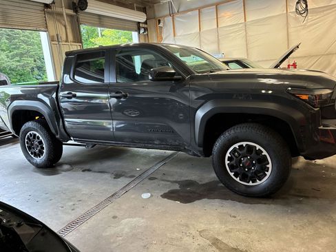 Used 2025 Toyota Tacoma TRD Off-Road AWD/4WD image 2