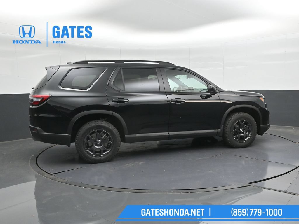 Certified 2025 Honda Pilot TrailSport image 3