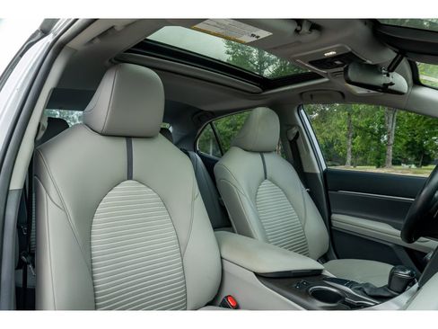 Used 2022 Toyota Camry SE w/ Cold Weather Package FWD image 19