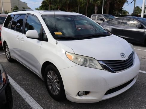 Used 2012 Toyota Sienna XLE FWD image 6