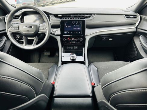 Used 2023 Jeep Grand Cherokee Altitude image 24