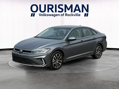 Used 2025 Volkswagen Jetta SE FWD image 2