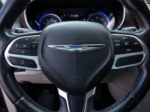 Used 2017 Chrysler Pacifica Touring-L Plus image 16