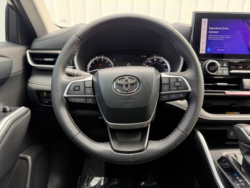 Used 2024 Toyota Highlander XLE FWD image 13