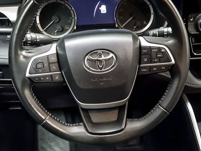 Used 2023 Toyota Highlander XLE AWD/4WD image 16