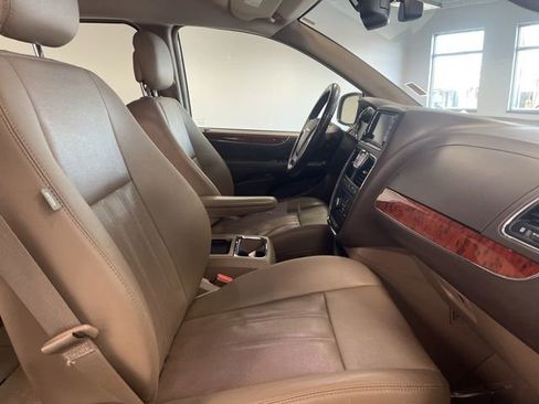 Used 2014 Chrysler Town & Country Touring-L w/ Driver Convenience Group image 30
