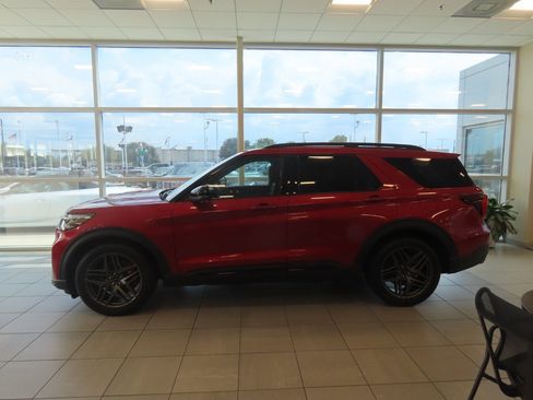 Used 2025 Ford Explorer ST AWD/4WD image 7