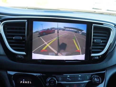 Used 2025 Chrysler Pacifica Select image 29