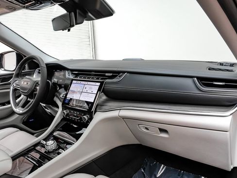 Used 2022 Jeep Grand Cherokee Overland w/ Luxury Tech Group IV image 11