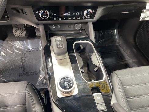 New 2025 Mitsubishi Outlander SE image 13