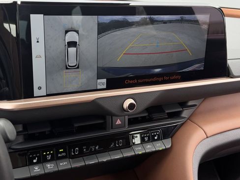 Used 2025 Toyota Crown Signia Limited w/ Advanced Technology Package image 19