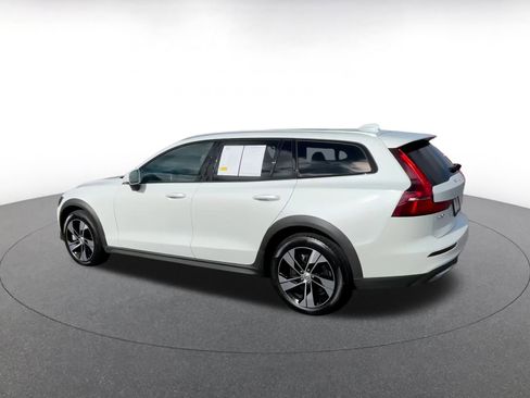 Used 2025 Volvo V60 B5 Cross Country Plus image 10