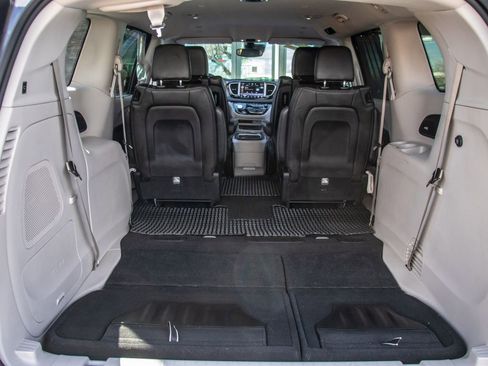 Used 2023 Chrysler Pacifica Touring-L w/ Uconnect Theater Family Group image 23