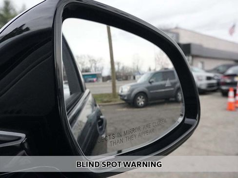 Used 2024 BMW X7 xDrive40i w/ M Sport Package AWD/4WD image 8