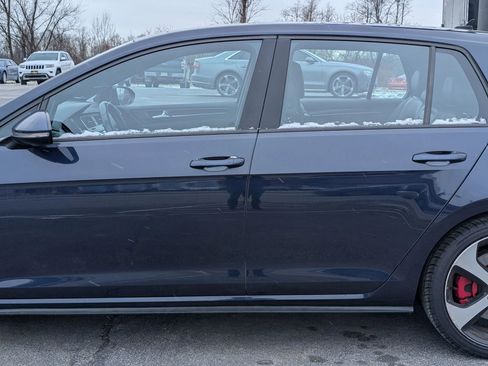 Used 2017 Volkswagen GTI SE image 3