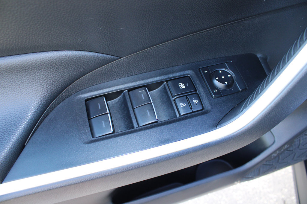 Used 2025 Toyota RAV4 XLE FWD image 31