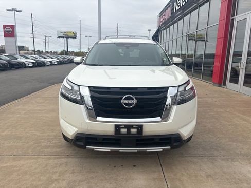 Certified 2024 Nissan Pathfinder SL image 3