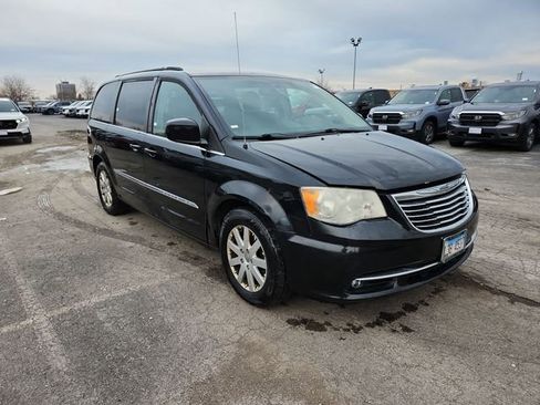 Used 2013 Chrysler Town & Country Touring image 3