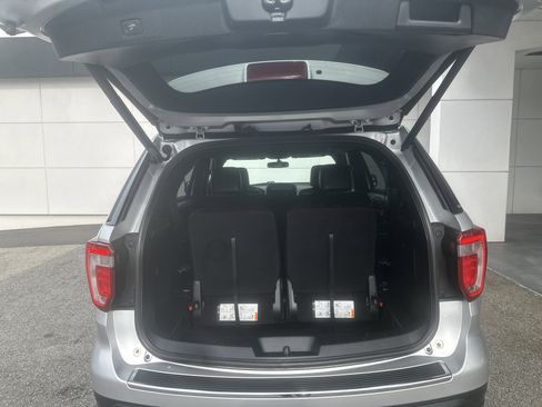 Used 2018 Ford Explorer XLT w/ Equipment Group 202A image 4