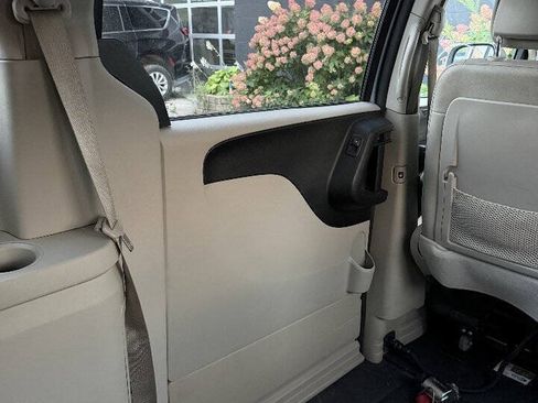 Used 2013 Chrysler Town & Country Touring FWD image 26