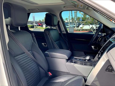 Used 2024 Land Rover Discovery S image 7