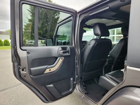 Used 2016 Jeep Wrangler Unlimited Sahara image 38