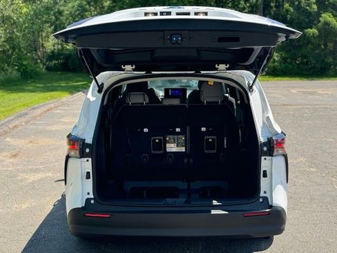 Used 2025 Toyota Sienna LE w/ LE Plus Package FWD image 7