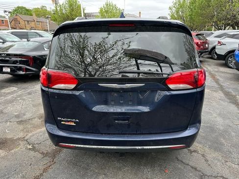Used 2018 Chrysler Pacifica Touring-L w/ Tire & Wheel Group FWD image 5