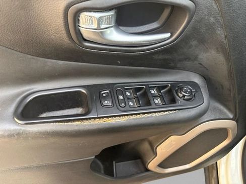Used 2015 Jeep Renegade Limited w/ Safety & Security Group I AWD/4WD image 8