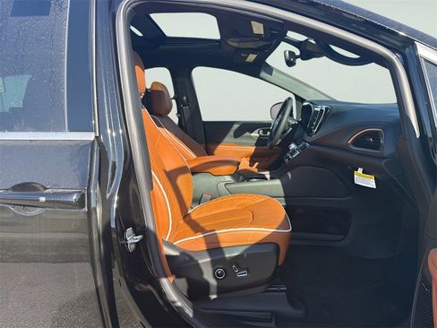 New 2026 Chrysler Pacifica Pinnacle image 12