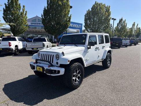 Used 2015 Jeep Wrangler Unlimited Sahara w/ Connectivity Group AWD/4WD image 5