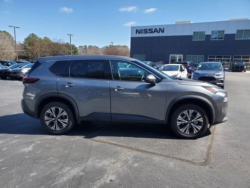 Used 2021 Nissan Rogue SV image 2