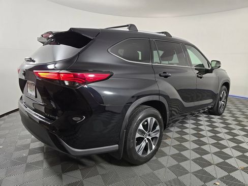 Used 2022 Toyota Highlander XLE AWD/4WD image 7