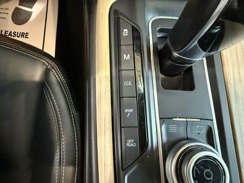 Used 2017 Maserati Levante w/ Luxury Package image 18